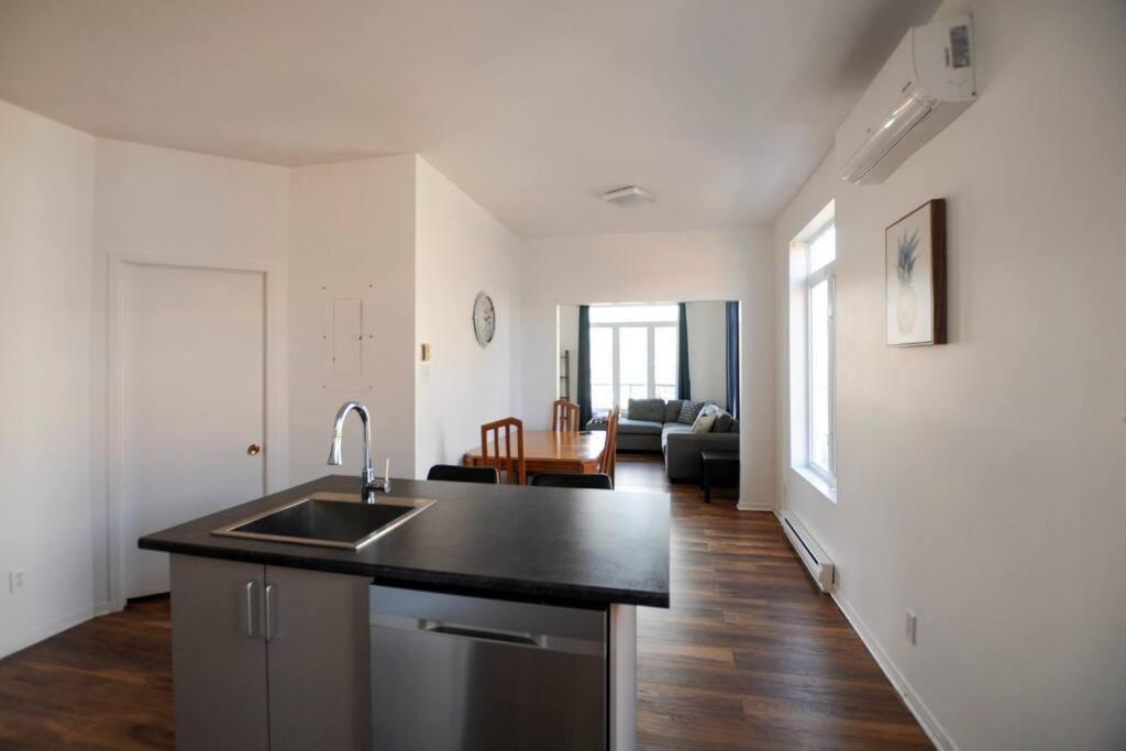 The 1810 - Spacious With Balcony - North Of Quebec Экстерьер фото